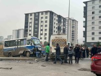 Ögrenci Servisi Ile Yolcu Minibüsü Çarpisti Açiklamasi 6 Yarali
