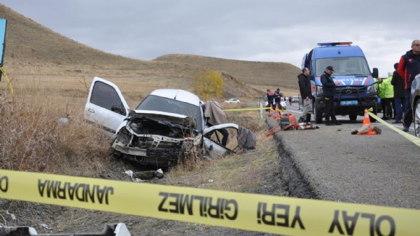 Otomobil şarampole devrildi! 3 kişi hayatını kaybetti