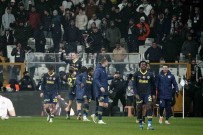 Fenerbahçeli Futbolcular Galibiyeti Taraftariyla Paylasti