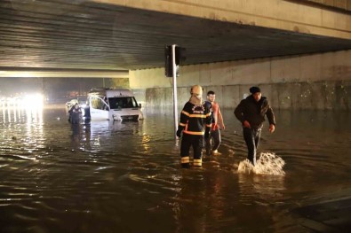 Gaziantep'te Yagis Nedeniyle Köprülü Kavsakta 5 Araç Sular Altinda Kaldi