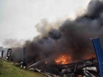 Kocaeli'de Lojistik Deposunda Çikan Yangina 47 Araç 130 Personelle Müdahale Sürüyor