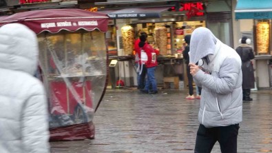 Taksim'de Kuvvetli Rüzgar Ile Yagis Vatandaslara Zor Anlar Yasatti