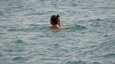 Yüksek Kesimlerine Kar Yagarken, Antalya'nin Sahillerinde Deniz Keyfi