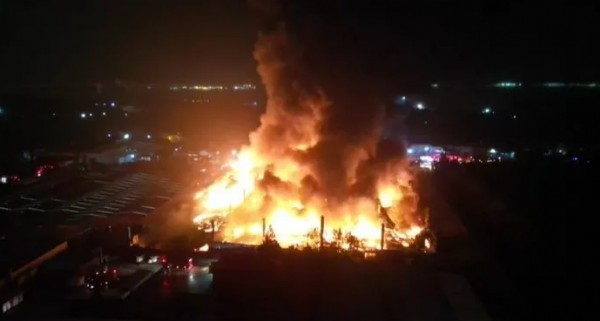 Kocaeli'de palet fabrikasında yangın! Başka fabrikalara da sıçradı