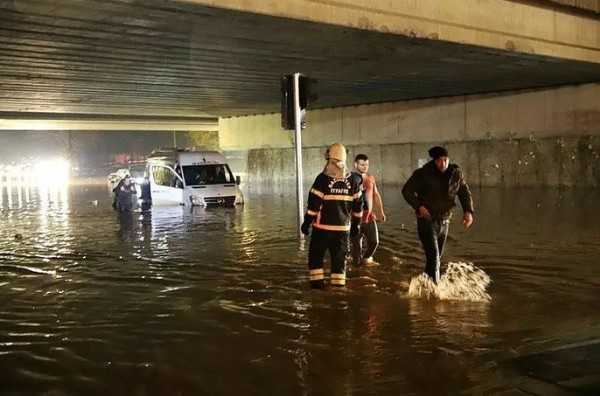 Gaziantep'te sağanak yağışa teslim! Cadde ve sokaklar göle döndü