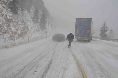 Antalya Alacabel'de Kar Ve Tipi Etkili Oluyor