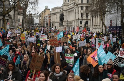 Avrupa’da kriz dalga dalga yayılıyor! İngiltere’de son 10 yılın en büyük grevi: Yüz binler sokaklara indi