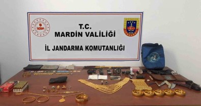 Hirsizlik Süphelilerinin Evinde Çok Sayida Ziynet Esya Ele Geçirildi