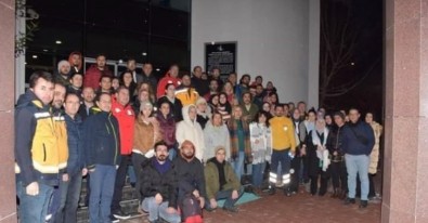 144 binden fazla personel yara sarıyor! Hekimler ve sağlıkçılar deprem bölgesine koştu