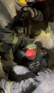 99 Ve 101'Inci Saatlerde Maras'ta Iki Kiz Kardesi Enkazdan Canli Çikarildi