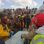 Adiyaman'da Enkaz Altinda Kalan Mehmet Ayhan Erdem, 105 Saat Sonra Sag Olarak Çikarildi