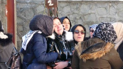 Depremde Hayatini Kaybeden 5 Kisilik Aile Isparta'da Topraga Verildi
