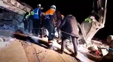 Enkaz Altindan 112. Saatte Sag Olarak Çikarildi