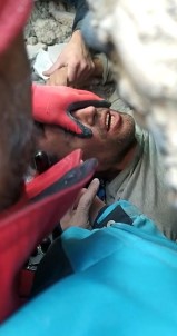 Enkaz Altindan Çikarilan Vatandas Bakara Suresi'yle Hayata Tutundu