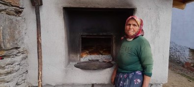 Selendili'de Kadinlar Depremzedeler Için Ekmek Yapiyor