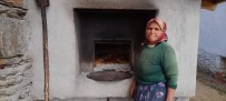 Selendili'de Kadinlar Depremzedeler Için Ekmek Yapiyor Haberi