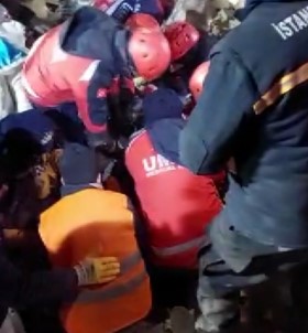 Yorgan Yüklügüne Siginarak Hayatta Kaldi, 105 Saat Sonra Kurtarildi