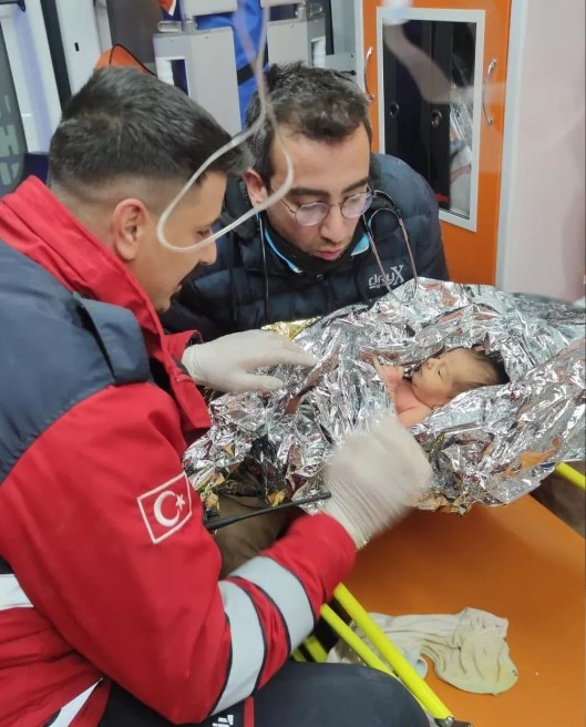 Deprem enkazından çıkarılan en küçük can