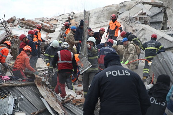 Depremzedeler çubuk kameralar ile yaşama uzandı