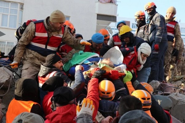 Diyarbakır'da bir anne ve oğlu enkazdan 101’inci saatte sağ kurtarıldı