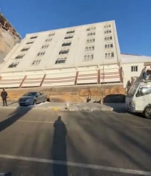 Kahramanmaraş'ta yan devrilen binada çizik dahi oluşmadı