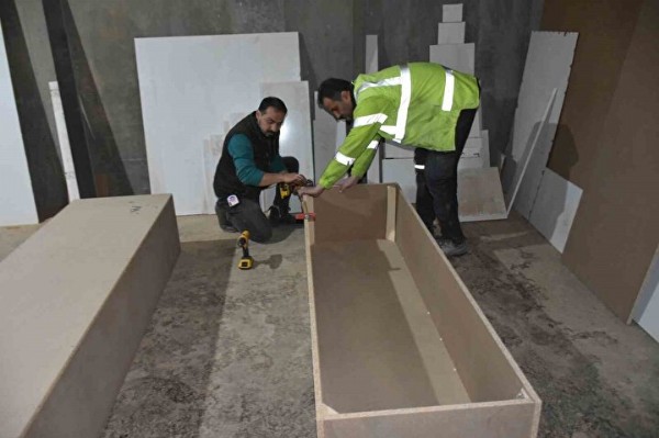 Marangozlarda en acı mesai: Deprem bölgesi için iki bin adet tabut yaptılar