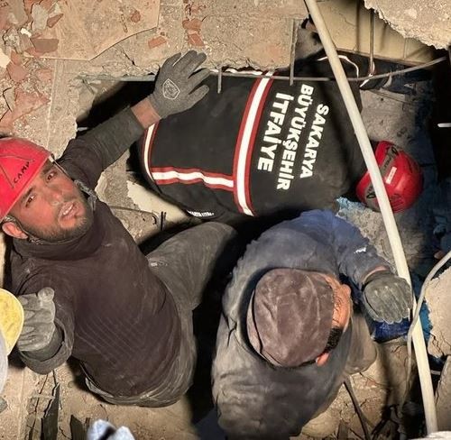 AK Partili 807 belediye tüm gücüyle sahada