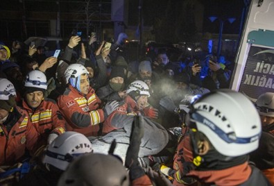122 saat sonra çifte mucize: İki kadın enkazdan sağ çıkarıldı