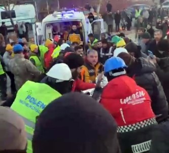 Depremden 5 Gün Sonra Kurtarildi, Elindeki Tespihle Enkazdan Çikarildi