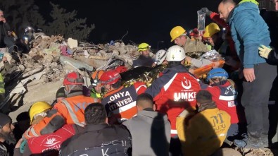 Enkazdaki 57 Yasindaki Kadin 135 Saat Sonra Kurtarildi