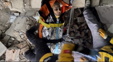 Hatay'da Inanilmaz Anlar Açiklamasi 57 Yasindaki Tülin Teyze 15 Metrelik Enkazdan 116 Saat Sonra Çikarildi