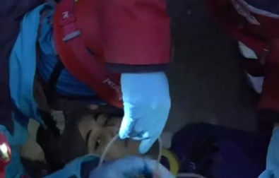 Kahramanmaraş'ta 135 saat sonra gelen mucize: 16 yaşındaki Hedil enkazdan çıkarıldı .