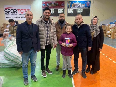 Minik Yardimseverin Tableti Hayirsever Is Adamindan