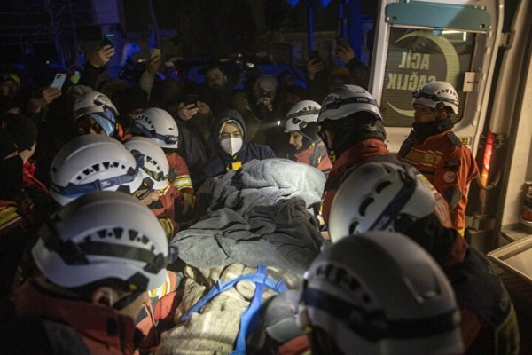 122 saat sonra çifte mucize: İki kadın enkazdan sağ çıkarıldı