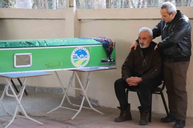 Depremde Hayatini Kaybeden Ayni Aileden 3 Kisi Sakarya'da Defnedildi