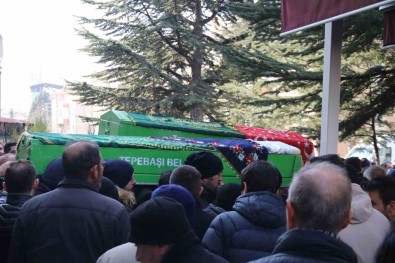 Depremde Hayatini Kaybeden Özlem Ögretmen Ve 5 Yasindaki Kizi Topraga Verildi