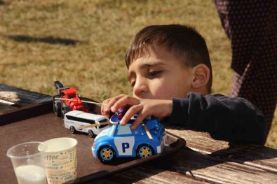 Depremzede Aileler Afyonkarahisar'daki Geçici Yuvalarina Yerlestirildi