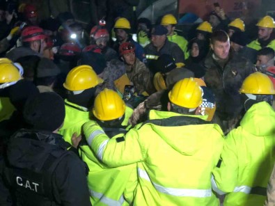 Genç Kiz 159 Saat Sonra Enkazdan Sag Olarak Çikartildi