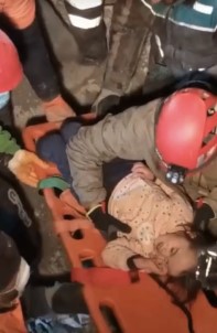 Hatay'da 141. Saatte Anne Ve 5 Yasindaki Kizi Enkazdan Çikartildi