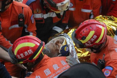 Hatay'da 55 Yasindaki Malik Amca 156 Saat Sonra Enkazdan Kurtarildi