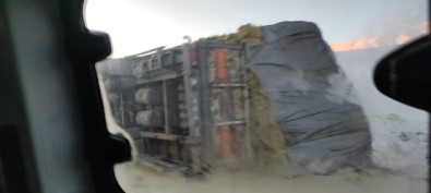 Kop Dagi'nda Saman Yüklü Kamyon Devrildi Sürücünün Burnu Bile Kanamadi