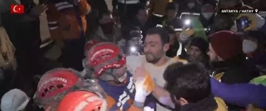 Depremin 167. saatinde enkazdan yürüyerek çıktı!