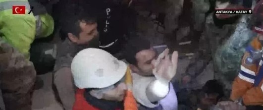 Depremin 167. saatinde enkazdan yürüyerek çıktı!