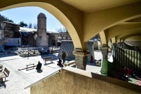 527 Yillik Tarihi Cami Depremde Hasar Gördü