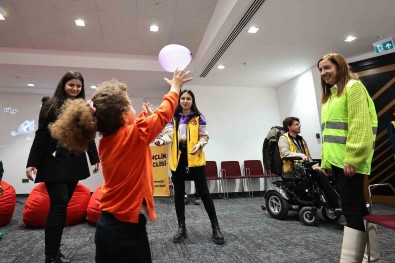 Denizli'ye Gelen Depremzedelerin Ihtiyaçlari Karsilaniyor