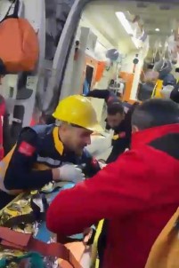 Hakkari UMKE Ekibi 13 Yasindaki Çocugu Enkazdan Sag Çikartti