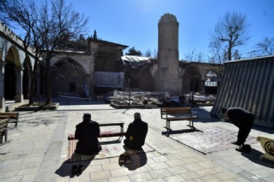Kahramanmaraş'ta 527 yıllık cami de depremde hasar gördü