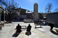 Kahramanmaraş'ta 527 yıllık cami de depremde hasar gördü