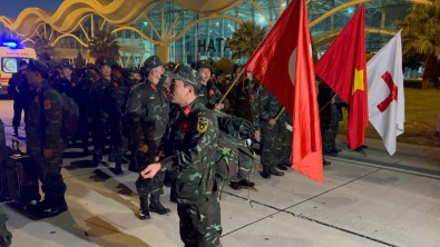 (Özel) Vietnamli Askeri Arama Kurtarma Ekibi Türk Bayragi Ile Hatay'da