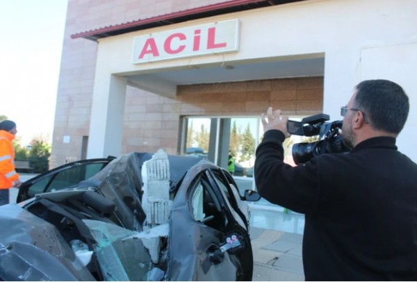 Gaziantep'te depremde yaralanan çocuğunu hurda araçla hastaneye getirdi